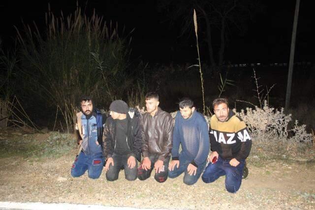 Vicdansızlığın böylesi görülmedi... İnsan kaçakçıları göçmenleri silah zoruyla denize attı