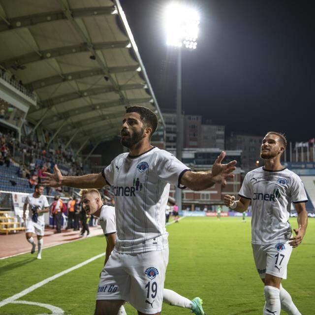Beşiktaş'a gol atan Umut Bozok'un paylaşımına tepki yağıyor Beşiktaş'a gol atan Umut Bozok'un paylaşımına tepki yağıyor