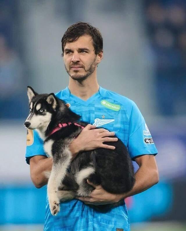 Rus futbol takımı Zenit, sahaya barınaktaki köpeklerle çıktı! İşte o anlar!