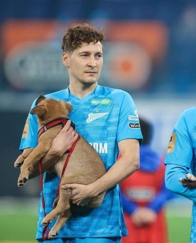 Rus futbol takımı Zenit, sahaya barınaktaki köpeklerle çıktı! İşte o anlar!