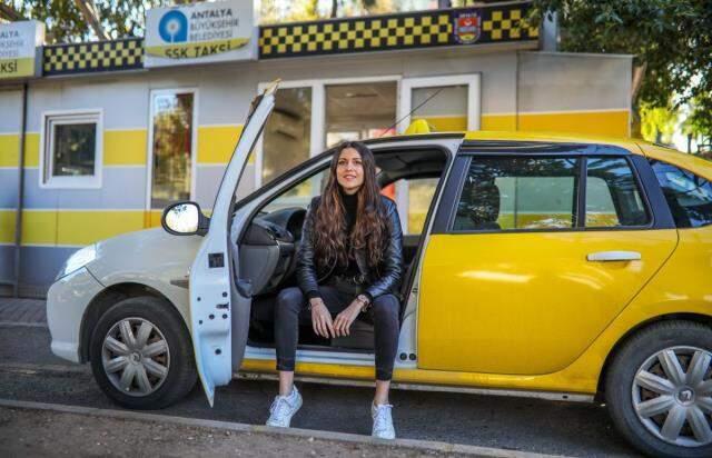 Üniversite eğitimini tamamlayan Dilara, baba mesleği taksiciliği seçti