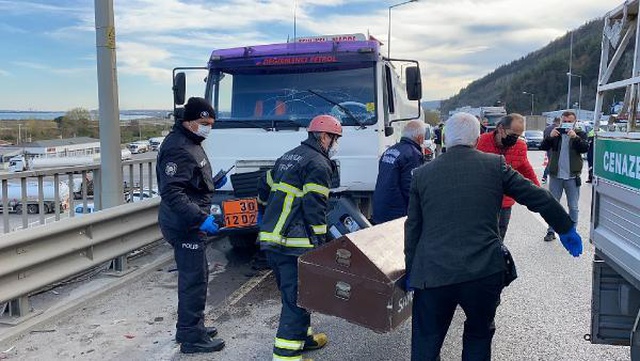 Yakıtı bittiği için viyadüğe park edilen otomobile tanker çarptı: 1 ölü