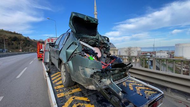 Yakıtı bittiği için viyadüğe park edilen otomobile tanker çarptı: 1 ölü