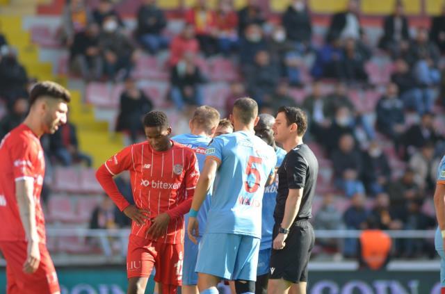 9 kişi kalan Kayserispor'dan tarihi galibiyet! Eski Fenerli Thiam, Antalyaspor'a gol oldu yağdı