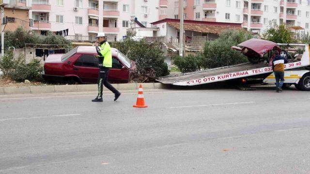 Aydınlatma direğine çarpan otomobilin ön kısmı 60 metre ileride bulundu Aydınlatma direğine çarpan otomobilin ön kısmı 60 metre ileride bulundu