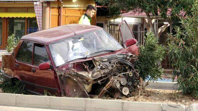 Aydınlatma direğine çarpan otomobilin ön kısmı 60 metre ileride bulundu Aydınlatma direğine çarpan otomobilin ön kısmı 60 metre ileride bulundu