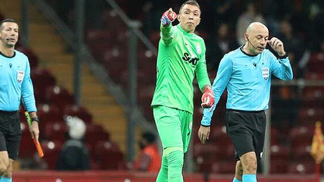 Cüneyt Çakır'ın G.Saray maçında çaldığı penaltıya duayen hakemlerden olay yorum: Skandal karar