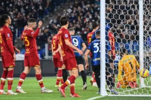 Dünya bu akılalmaz golü konuşuyor! Milli futbolcumuz, Roma karşısında imkansızı başardı