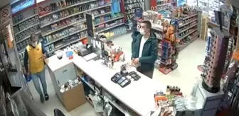 Sadaka kutusu hırsızları kamerada