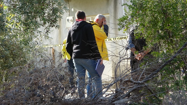İlaç almak için eczaneye giden kadın, evde anne ve babasının cesedini buldu İlaç almak için eczaneye giden kadın, evde anne ve babasının cesedini buldu