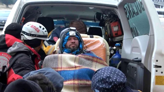 Uludağ'da mahsur kalan amatör dağcılar, çorap ve elbiselerini yakarak hayatta kalmış