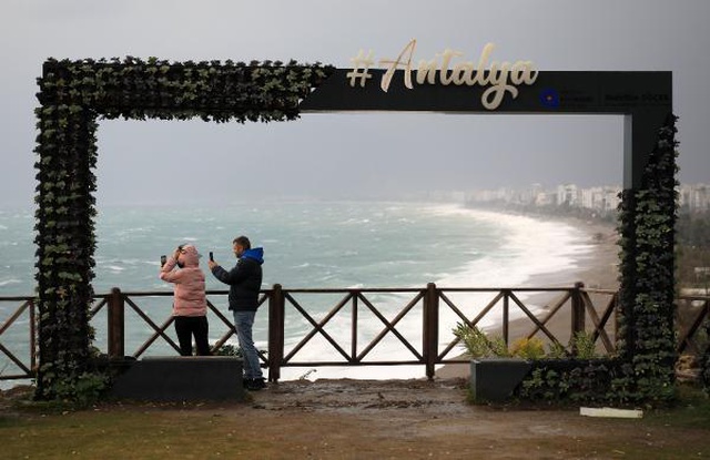 Antalya'da şiddetli fırtına! Dev dalgalar oluştu, uçak seferleri durdu