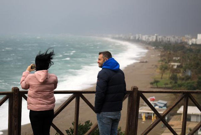Antalya'da şiddetli fırtına! Dev dalgalar oluştu, uçak seferleri durdu