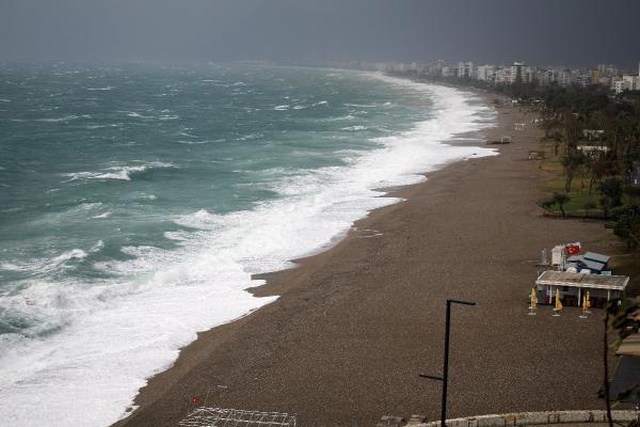 Antalya'da şiddetli fırtına! Dev dalgalar oluştu, uçak seferleri durdu