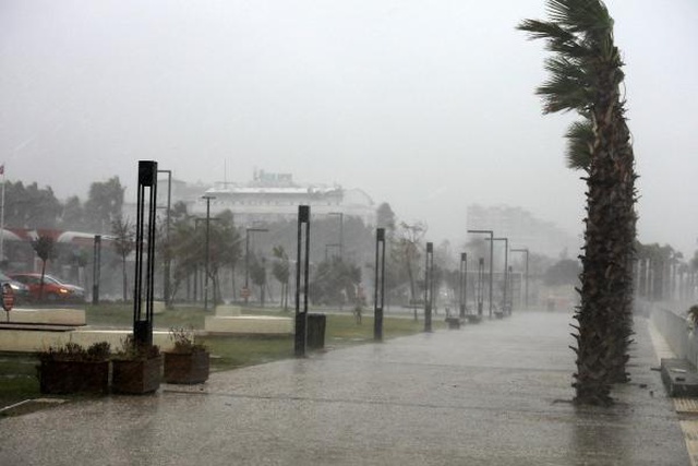 Antalya'da şiddetli fırtına! Dev dalgalar oluştu, uçak seferleri durdu
