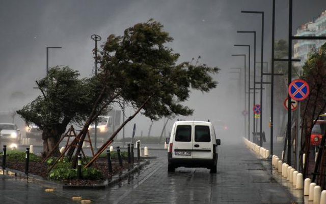 Antalya'da şiddetli fırtına! Dev dalgalar oluştu, uçak seferleri durdu