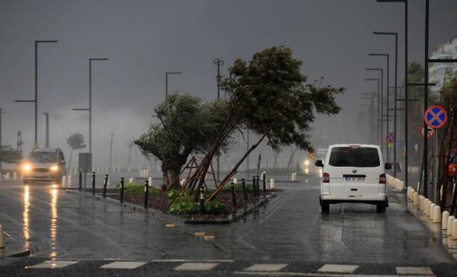 Antalya'da şiddetli fırtına! Dev dalgalar oluştu, uçak seferleri durdu