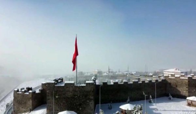 Kara kışa teslim olan Ardahan'da örümcek ağı bile buz tuttu Kara kışa teslim olan Ardahan'da örümcek ağı bile buz tuttu