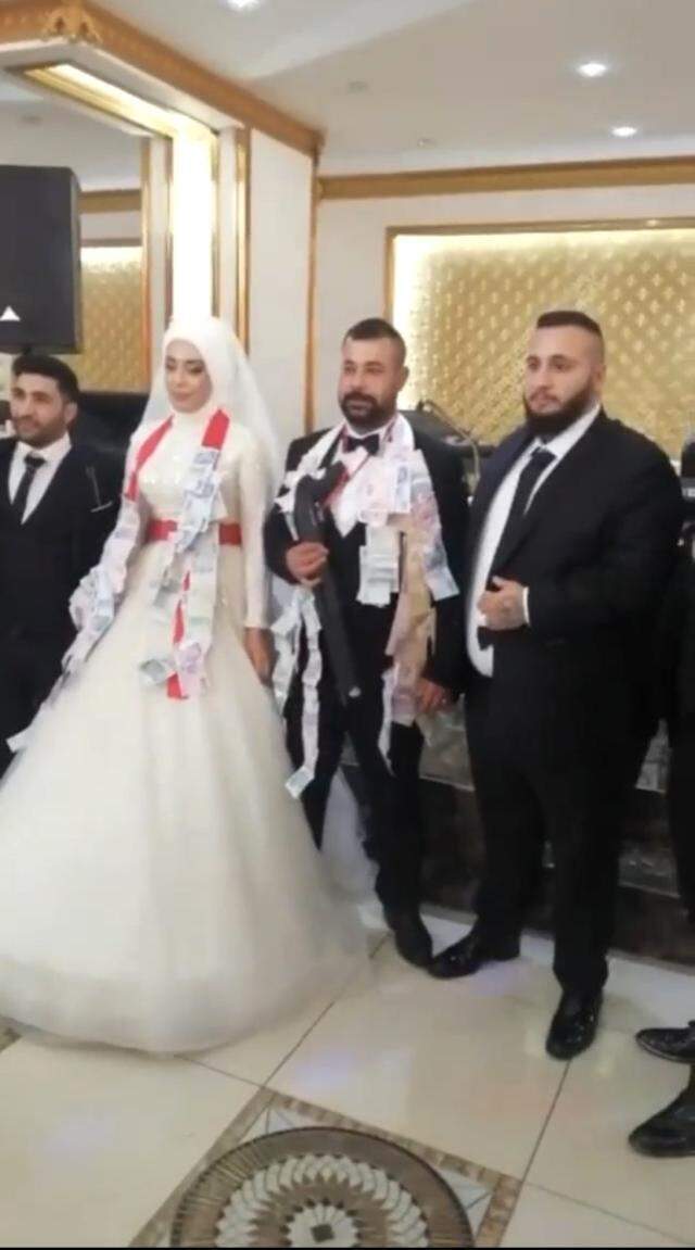 Düğünde damada takılan pompalı tüfek salonu buz kestirdi! Gelinin bile anında suratı asıldı Düğünde damada takılan pompalı tüfek salonu buz kestirdi! Gelinin bile anında suratı asıldı