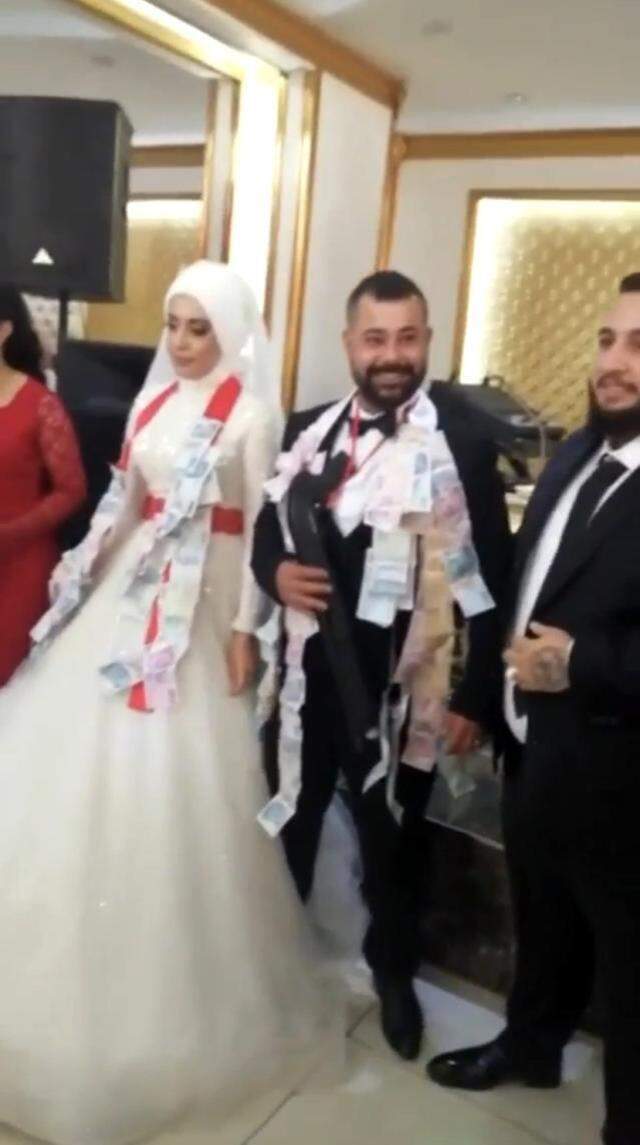 Düğünde damada takılan pompalı tüfek salonu buz kestirdi! Gelinin bile anında suratı asıldı Düğünde damada takılan pompalı tüfek salonu buz kestirdi! Gelinin bile anında suratı asıldı