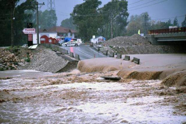 Meteoroloji'nin uyarılarının ardından fırtına Antalya'yı vurdu: Dalga boyu 3 metreyi aştı, köprü çöktü Meteoroloji'nin uyarılarının ardından fırtına Antalya'yı vurdu: Dalga boyu 3 metreyi aştı, köprü çöktü