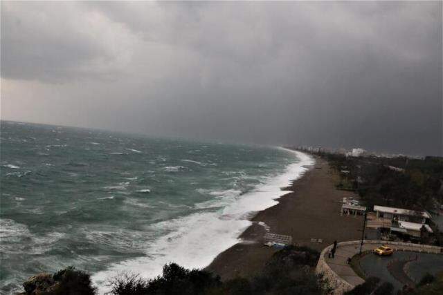 Meteoroloji'nin uyarılarının ardından fırtına Antalya'yı vurdu: Dalga boyu 3 metreyi aştı, köprü çöktü Meteoroloji'nin uyarılarının ardından fırtına Antalya'yı vurdu: Dalga boyu 3 metreyi aştı, köprü çöktü