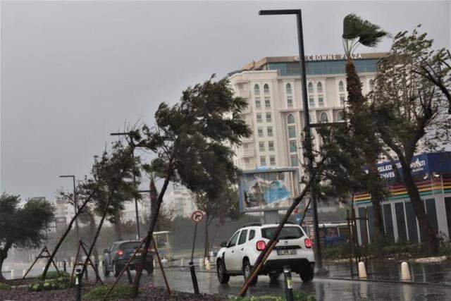 Meteoroloji'nin uyarılarının ardından fırtına Antalya'yı vurdu: Dalga boyu 3 metreyi aştı, köprü çöktü Meteoroloji'nin uyarılarının ardından fırtına Antalya'yı vurdu: Dalga boyu 3 metreyi aştı, köprü çöktü