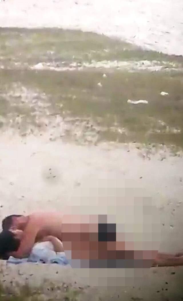 Sahilde herkesin gözü önünde cinsel ilişkiye giren çift gözaltına alındı