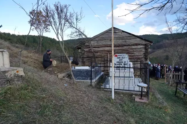 Herkesin göç ettiği köyde tek başına yaşayan baba, şehit oğlunun yanına gömüldü