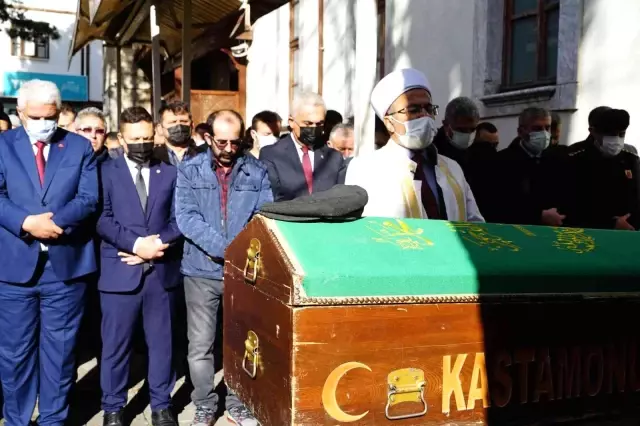 Herkesin göç ettiği köyde tek başına yaşayan baba, şehit oğlunun yanına gömüldü