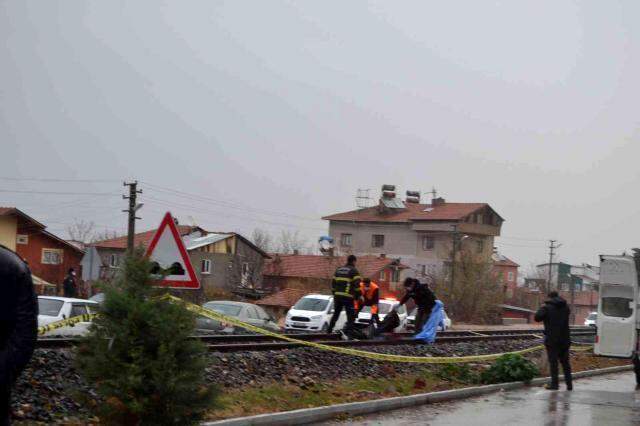Tren kazasının altından 'Anne şefkati' çıktı Tren kazasının altından 'Anne şefkati' çıktı