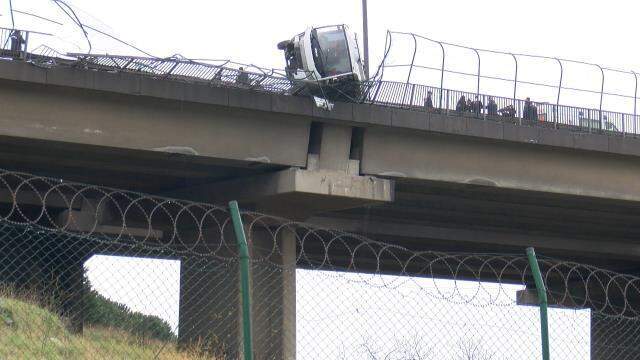 Viyadükte korku dolu anlar! Midibüs bariyerlerde asılı kaldı Viyadükte korku dolu anlar! Midibüs bariyerlerde asılı kaldı