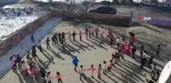 En eğlenceli teneffüs... Öğrenciler teneffüste halay çekip göbek atıyor