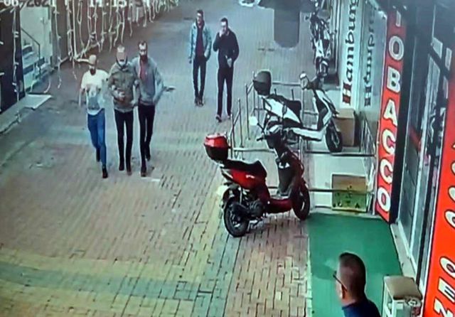 Esnafın yakalayıp elektrik kablosuyla bağladığı şüpheli suç makinesi çıktı