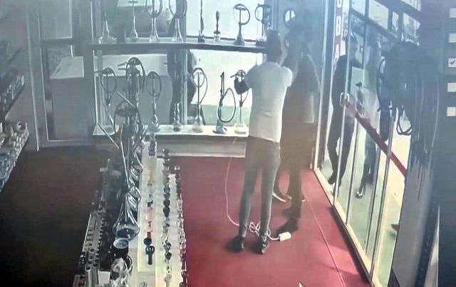 Esnafın yakalayıp elektrik kablosuyla bağladığı şüpheli suç makinesi çıktı