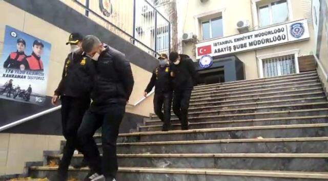 Film gibi soygun kamerada! Çatıdan kuyumcuya girip 1 milyon liralık vurgun yaptılar Film gibi soygun kamerada! Çatıdan kuyumcuya girip 1 milyon liralık vurgun yaptılar