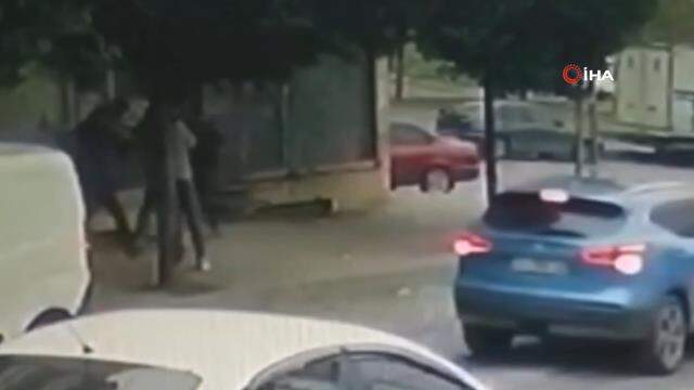 Arabayla gelip kurşun yağdırdılar! Bir taraf can derdine düştü, diğer taraf kılını bile kıpırdatmadı Arabayla gelip kurşun yağdırdılar! Bir taraf can derdine düştü, diğer taraf kılını bile kıpırdatmadı