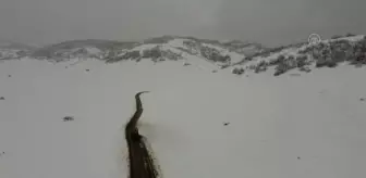 (DRONE) Yedisu'da kar nedeniyle ulaşıma kapanan köy yolu açıldı