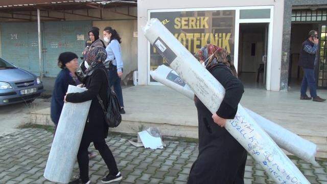 Görüntüler Antalya'dan! İndirimi duyan vatandaşlar mağaza önünde birbirini ezdi