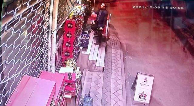 İstanbul'da bir markette şaşkınlık yaratan olay: Karı-koca maske takmayan çocuğa saldırdı İstanbul'da bir markette şaşkınlık yaratan olay: Karı-koca maske takmayan çocuğa saldırdı