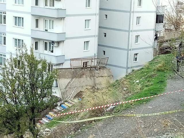 İzmir'de yıkılan istinat duvarının verdiği hasar havadan görüntülendi: 88 daire tahliye edildi İzmir'de yıkılan istinat duvarının verdiği hasar havadan görüntülendi: 88 daire tahliye edildi