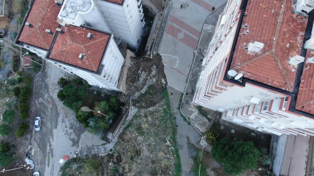 İzmir'de yıkılan istinat duvarının verdiği hasar havadan görüntülendi: 88 daire tahliye edildi