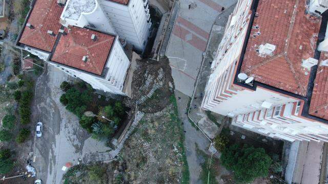 İzmir'de yıkılan istinat duvarının verdiği hasar havadan görüntülendi: 88 daire tahliye edildi İzmir'de yıkılan istinat duvarının verdiği hasar havadan görüntülendi: 88 daire tahliye edildi