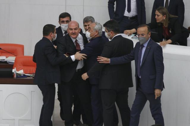 Meclis'te tansiyon bir anda yükseldi! AK Partili Alpay Özalan'ın yumruk kaldırdığı anlar objektiflere anbean yansıdı