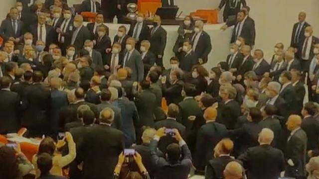 Meclis'te yine kavga çıktı! Yumruklar havada uçuştu, Bakan Soylu'yu vekiller zor tuttu