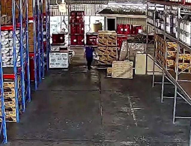 Kendisi azarlayan patronuna kızan kadın, binlerce litrelik yağın bulunduğu depoyu havaya uçurdu Kendisi azarlayan patronuna kızan kadın, binlerce litrelik yağın bulunduğu depoyu havaya uçurdu