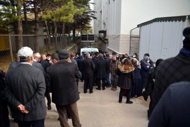 En acı bekleyiş! Cenaze yolundaki kazada hayatını kaybedenlerin yakınları morg önünde gözyaşlarına boğuldu