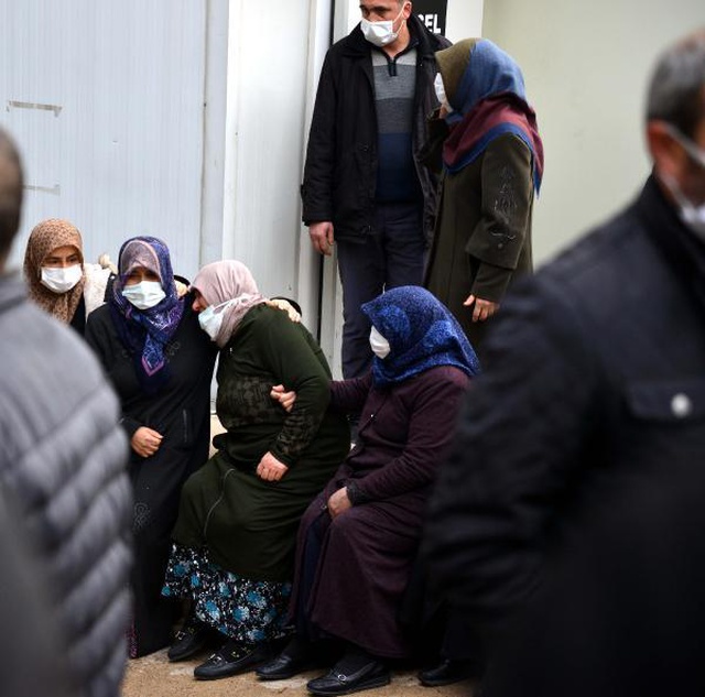 En acı bekleyiş! Cenaze yolundaki kazada hayatını kaybedenlerin yakınları morg önünde gözyaşlarına boğuldu