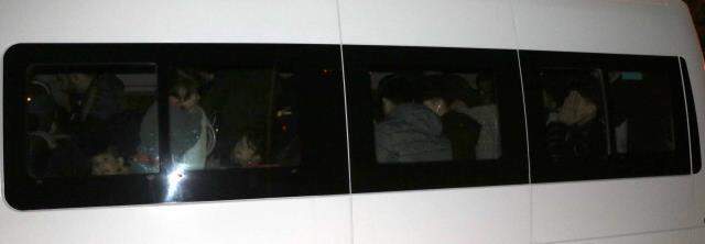 Çaresizliğin fotoğrafı! Göçmenlerin minibüsündeki çocuğun bakışları yürek burktu Çaresizliğin fotoğrafı! Göçmenlerin minibüsündeki çocuğun bakışları yürek burktu