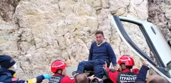 Takla atan araçta mahsur kaldı, itfaiye ekipleri kurtardı